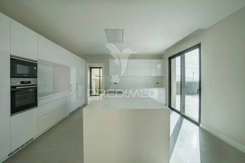 Moradia de luxo com piscina e vista mar