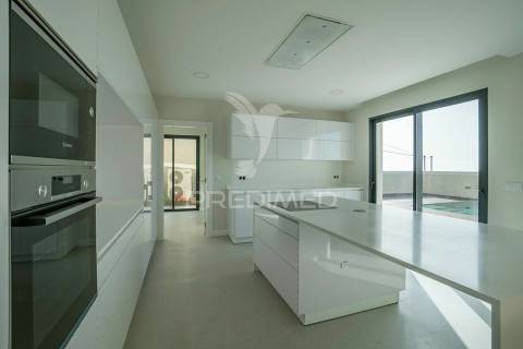 Moradia de luxo com piscina e vista mar