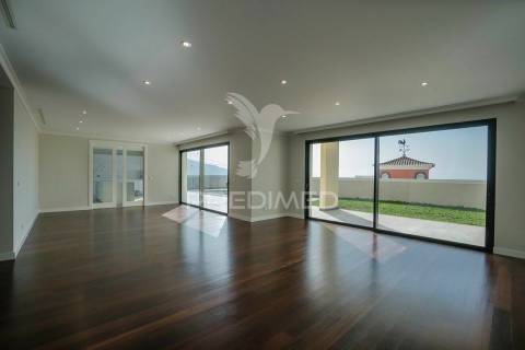 Moradia de luxo com piscina e vista mar