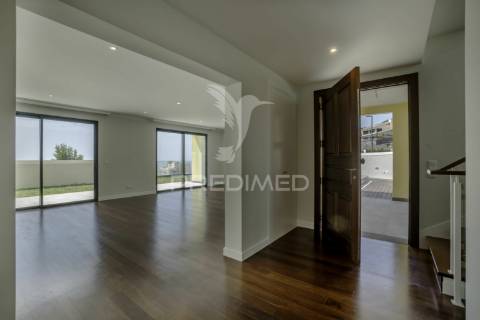 Moradia de luxo com piscina e vista mar