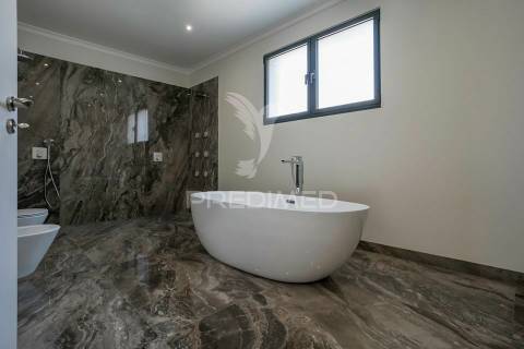 Moradia de luxo com piscina e vista mar