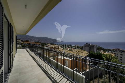 Moradia de luxo com piscina e vista mar