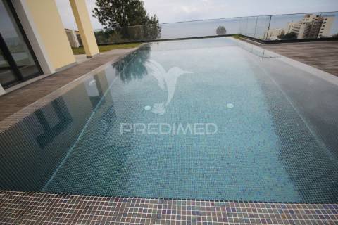 Moradia de luxo com piscina e vista mar