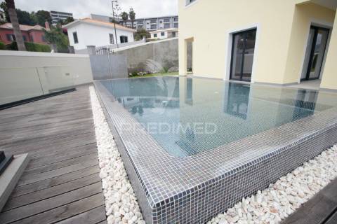 Moradia de luxo com piscina e vista mar