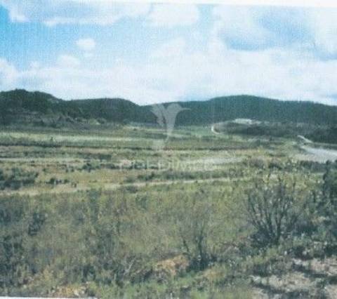 Herdade com 80 hectares com projecto multiusos