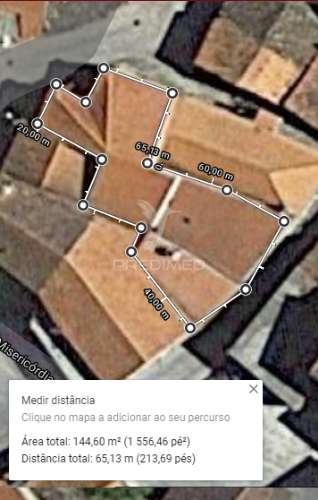 Moradia com interiores para construção em aldeia histórica