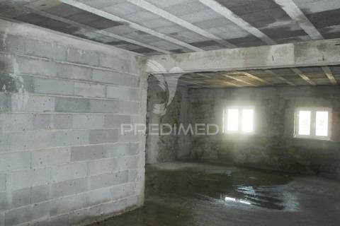 Moradia com interiores para construção em aldeia histórica