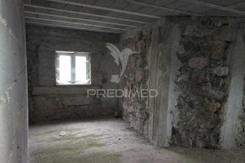 Moradia com interiores para construção em aldeia histórica