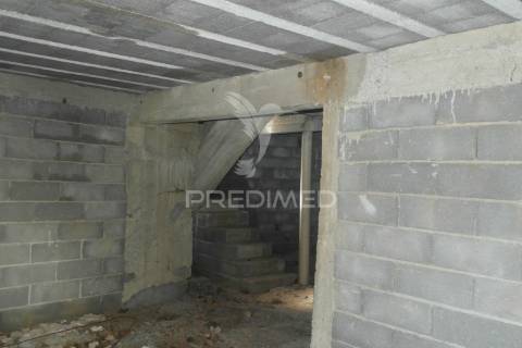 Moradia com interiores para construção em aldeia histórica