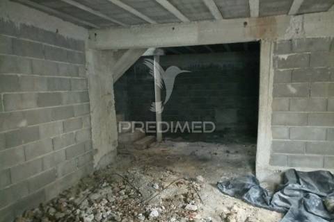 Moradia com interiores para construção em aldeia histórica