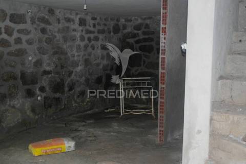 Moradia com interiores para construção em aldeia histórica