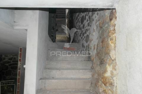 Moradia com interiores para construção em aldeia histórica