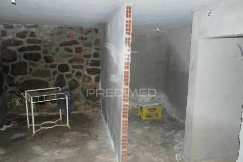 Moradia com interiores para construção em aldeia histórica