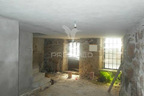 Moradia com interiores para construção em aldeia histórica