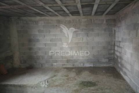 Moradia com interiores para construção em aldeia histórica