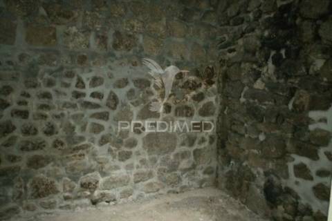 Moradia com interiores para construção em aldeia histórica