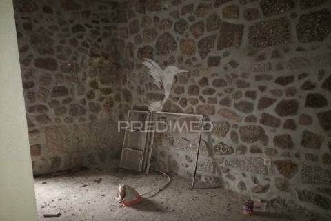 Moradia com interiores para construção em aldeia histórica