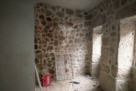 Moradia com interiores para construção em aldeia histórica