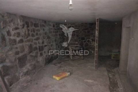 Moradia com interiores para construção em aldeia histórica