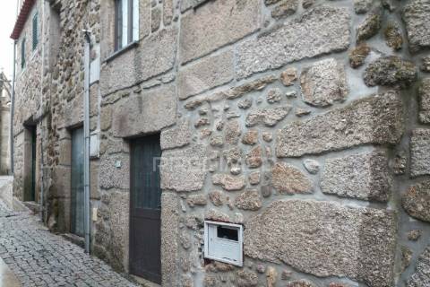 Moradia com interiores para construção em aldeia histórica