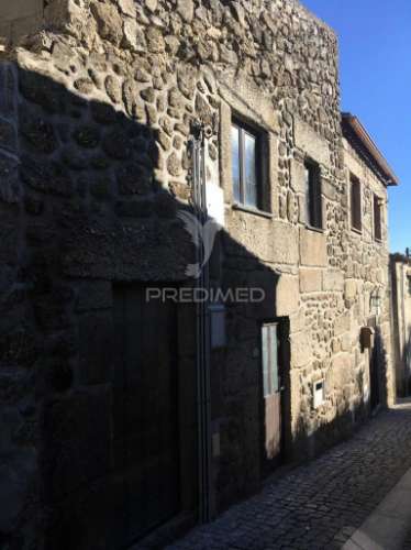 Moradia com interiores para construção em aldeia histórica