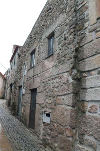Moradia com interiores para construção em aldeia histórica