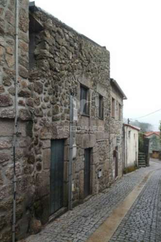 Moradia com interiores para construção em aldeia histórica