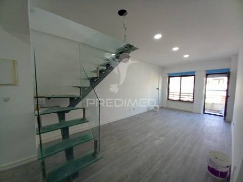 Apartamento duplex t3 com parqueamento - costa da caparica
