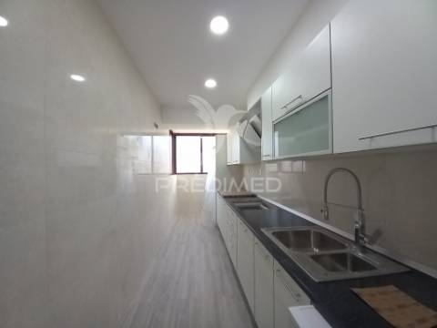 Apartamento duplex t3 com parqueamento - costa da caparica