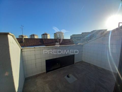 Apartamento duplex t3 com parqueamento - costa da caparica