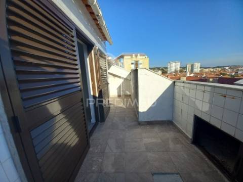 Apartamento duplex t3 com parqueamento - costa da caparica