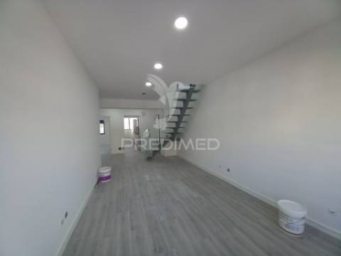 Apartamento duplex t3 com parqueamento - costa da caparica