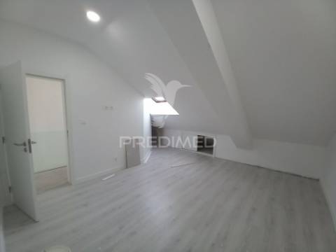 Apartamento duplex t3 com parqueamento - costa da caparica