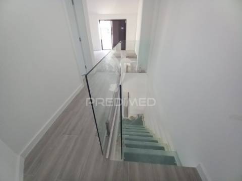 Apartamento duplex t3 com parqueamento - costa da caparica