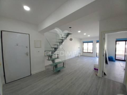 Apartamento duplex t3 com parqueamento - costa da caparica