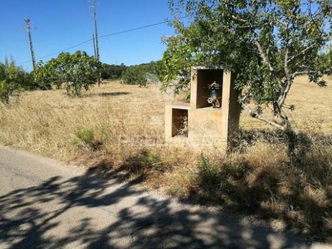 Terreno de 6320m2 com ruína e poço a 14km de lagos