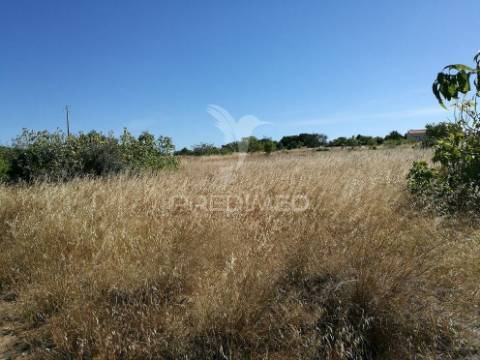 Terreno de 6320m2 com ruína e poço a 14km de lagos