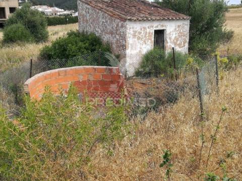 Terreno de 6320m2 com ruína e poço a 14km de lagos