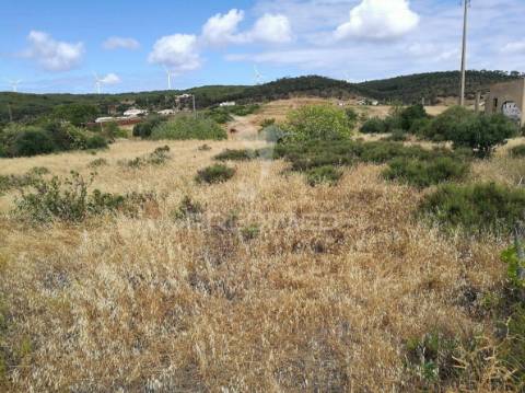 Terreno de 6320m2 com ruína e poço a 14km de lagos
