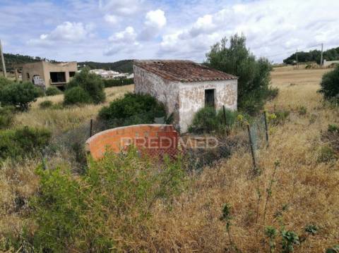 Terreno de 6320m2 com ruína e poço a 14km de lagos