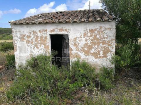 Terreno de 6320m2 com ruína e poço a 14km de lagos