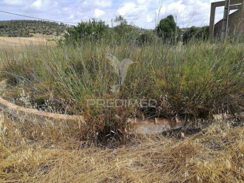 Terreno de 6320m2 com ruína e poço a 14km de lagos