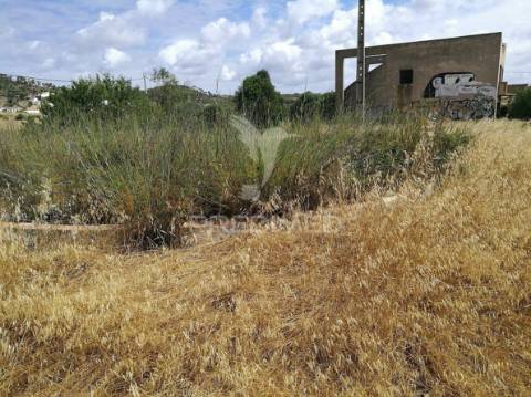 Terreno de 6320m2 com ruína e poço a 14km de lagos