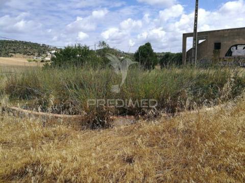 Terreno de 6320m2 com ruína e poço a 14km de lagos