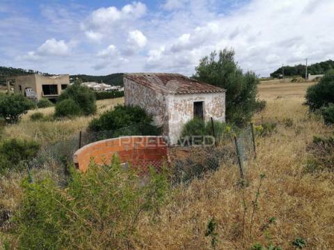 Terreno de 6320m2 com ruína e poço a 14km de lagos
