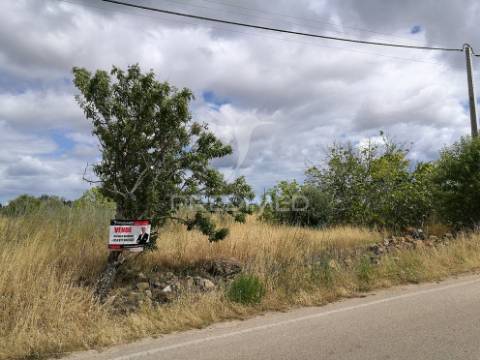 Terreno de 6320m2 com ruína e poço a 14km de lagos