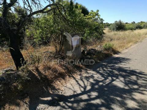 Terreno de 6320m2 com ruína e poço a 14km de lagos