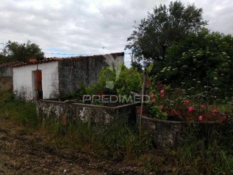 Casa antiga em aldeia do alentejo, margem- gavião