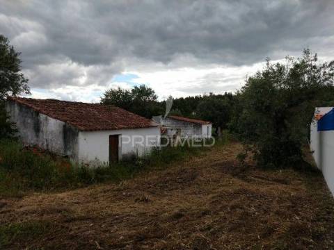 Casa antiga em aldeia do alentejo, margem- gavião