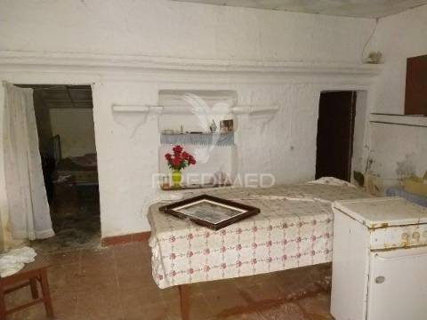 Casa antiga em aldeia do alentejo, margem- gavião